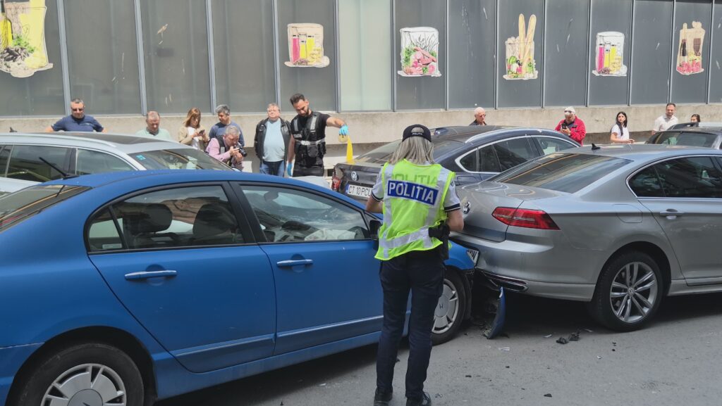 FOTO VIDEO Accident grav cu ȘASE autoturisme, în centrul Constanței/ O victimă este ÎNCARCERATĂ 10 FOTO VIDEO Accident grav cu ȘASE autoturisme, în centrul Constanței/ O victimă este ÎNCARCERATĂ bcee9ebc 871a 4467 8dee f41f06d4dbf7