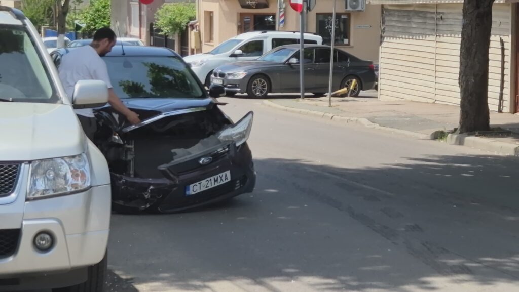FOTO VIDEO O mașină s-a izbit de un microbuz CT Bus, pe strada Nicolae Iorga 6 FOTO VIDEO O mașină s-a izbit de un microbuz CT Bus, pe strada Nicolae Iorga bdeb0771 dbc4 43a3 9498 a35a8e16266b
