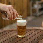 Un reprezentant de partid a oferit alcool alegătorilor pentru a-i convinge să voteze un anumit candidat bere alcool