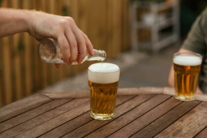 Un reprezentant de partid a oferit alcool alegătorilor pentru a-i convinge să voteze un anumit candidat bere alcool