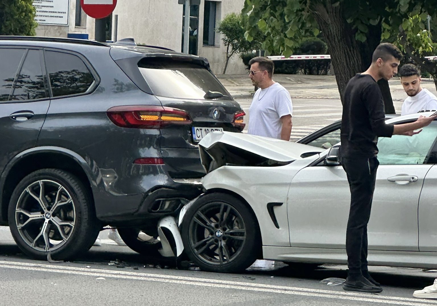 FOTO Două BMW-uri s-au cocnit pe bulevardul Alexandru Lăpușneanu, la Camera de Comerț / Constanța bf1263ba a90d 4cd0 9bba 391c0de4c1b6