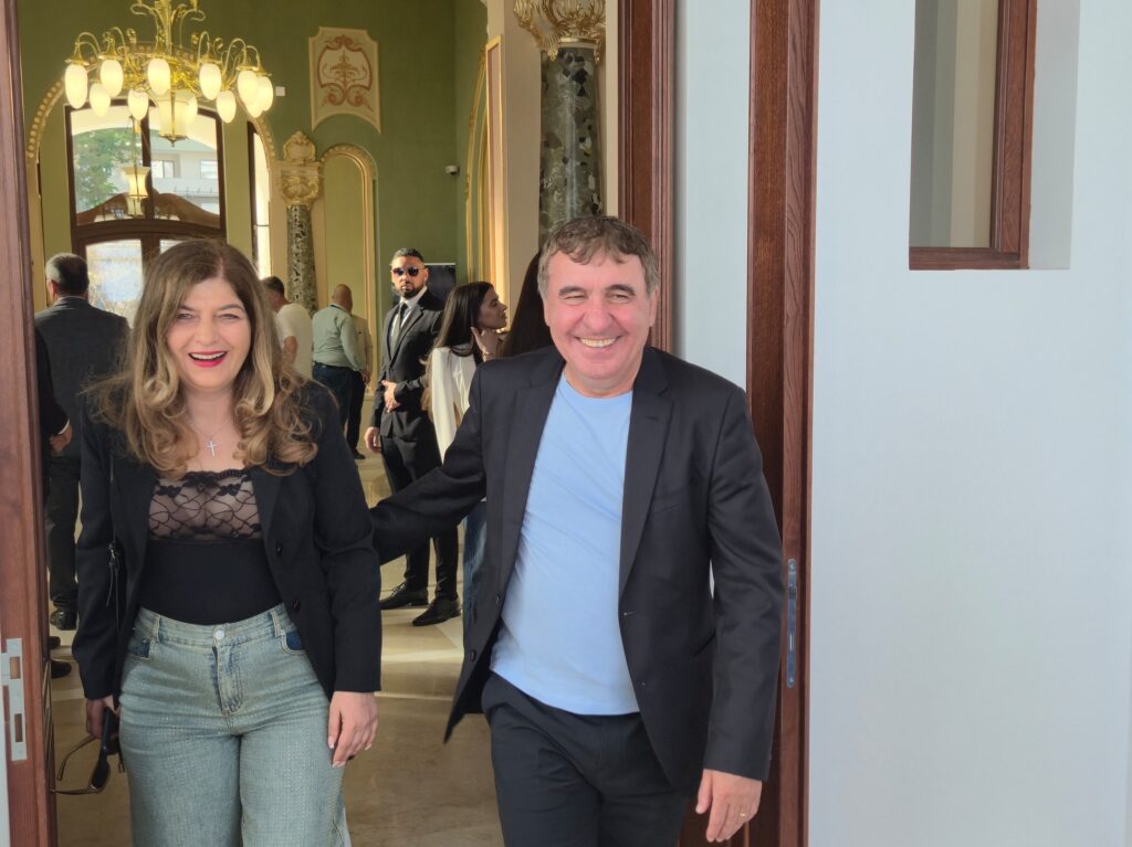 FOTO VIDEO Moment special pentru Gheorghe Hagi! Eveniment pentru lansarea autobiografiei, la Cazinoul din Constanța TEXT LIVE 17 FOTO VIDEO Moment special pentru Gheorghe Hagi! Eveniment pentru lansarea autobiografiei, la Cazinoul din Constanța TEXT LIVE c00bab55 a5ba 4ef0 ad8f e2767d4f0dd0
