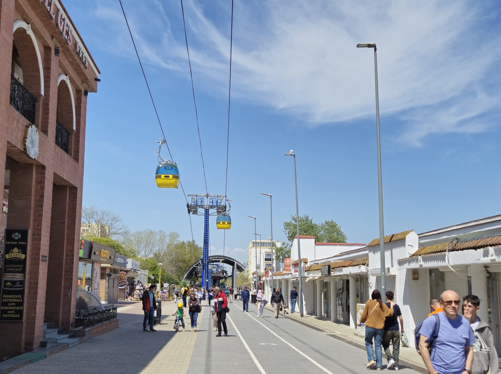 FOTO VIDEO Start de sezon la Mamaia/ Turiștii și constănțenii au umplut faleza de 1 Mai c39fb4e6 7164 4ab1 ba4b 6e20df810aa5