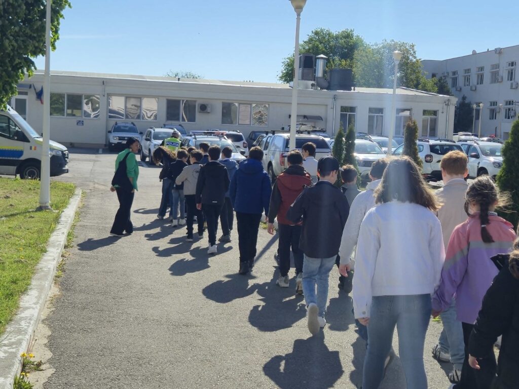 FOTO VIDEO Polițiștii rutieri, acțiune alături de patrula școlară a Școlii nr.24, în cadrul Săptămânii Naționale a Siguranței Rutiere c3ab1c75 4c88 418f 8a46 5f9876612fe4