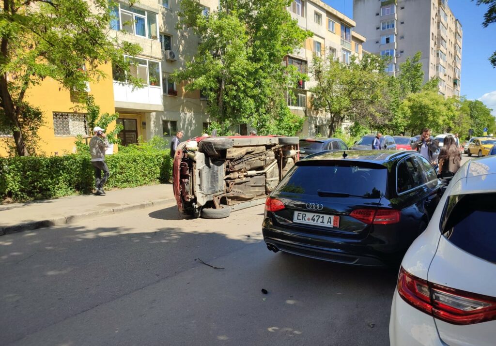FOTO VIDEO O mașină s-a răsturnat pe strada Tulcei din Constanța 3 FOTO VIDEO O mașină s-a răsturnat pe strada Tulcei din Constanța c7e7ccb9 677a 4e61 83eb c09806fb24ee