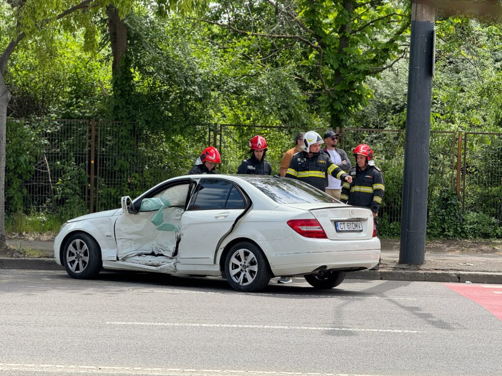 FOTO VIDEO Accident GRAV cu o victimă ÎNCARCERATĂ, la sensul de la sala de sport Megagym UPDATE 6 FOTO VIDEO Accident GRAV cu o victimă ÎNCARCERATĂ, la sensul de la sala de sport Megagym UPDATE cce16b70 3b2b 4e65 8c10 619bb4174149 1