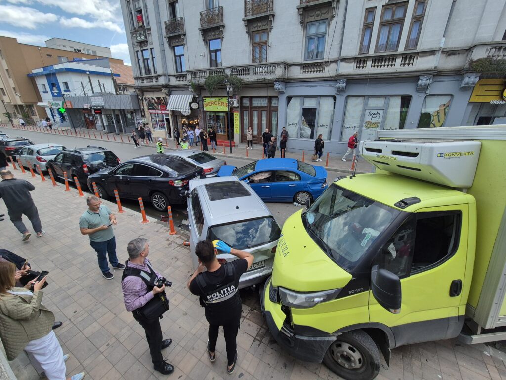 FOTO VIDEO Accident grav cu ȘASE autoturisme, în centrul Constanței/ O victimă este ÎNCARCERATĂ 5 FOTO VIDEO Accident grav cu ȘASE autoturisme, în centrul Constanței/ O victimă este ÎNCARCERATĂ cd89c418 1054 42af a398 19e2afd99236