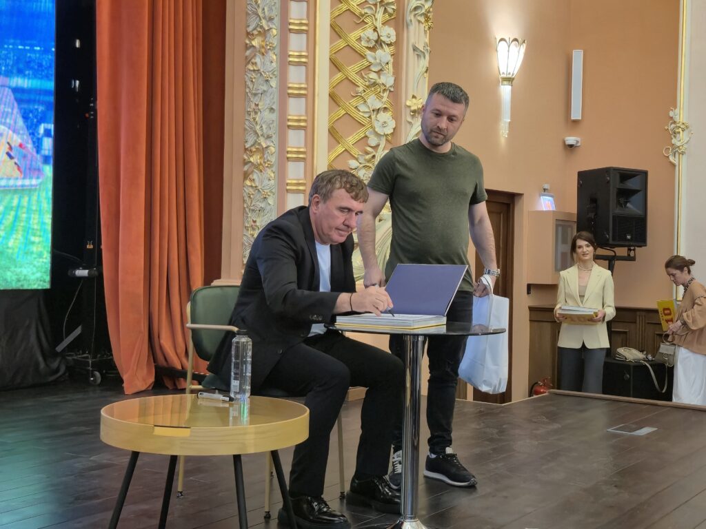 FOTO VIDEO Moment special pentru Gheorghe Hagi! Eveniment pentru lansarea autobiografiei, la Cazinoul din Constanța TEXT LIVE 11 FOTO VIDEO Moment special pentru Gheorghe Hagi! Eveniment pentru lansarea autobiografiei, la Cazinoul din Constanța TEXT LIVE cdf14461 dc72 4110 8704 844a07db7cb7