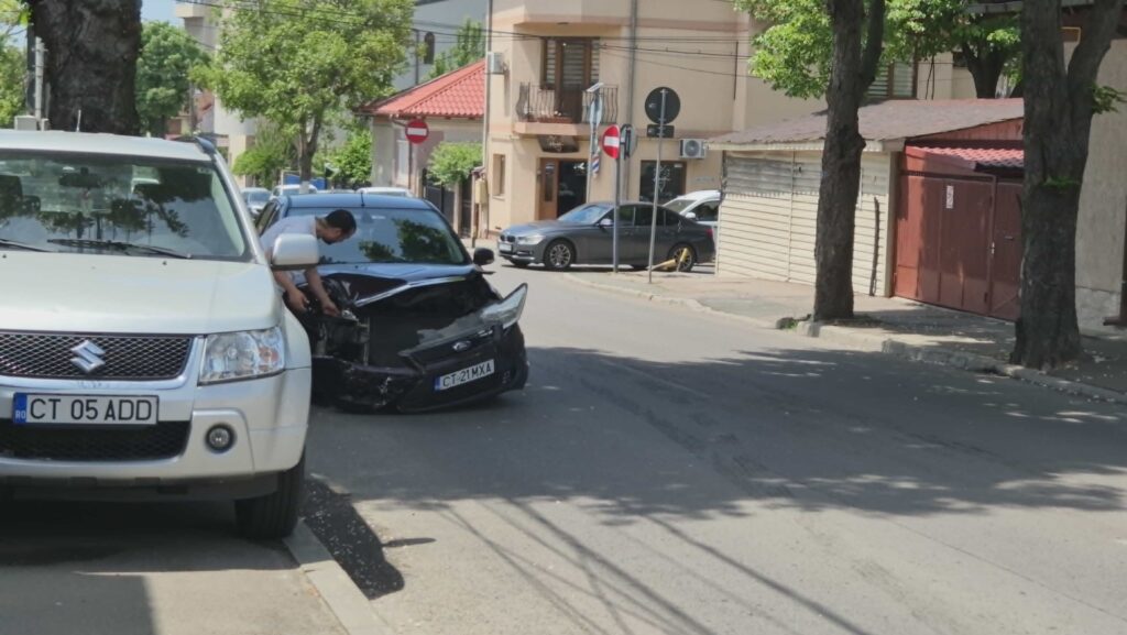 FOTO VIDEO O mașină s-a izbit de un microbuz CT Bus, pe strada Nicolae Iorga 4 FOTO VIDEO O mașină s-a izbit de un microbuz CT Bus, pe strada Nicolae Iorga ce9f0e75 210c 421e b0c1 5d73b825f9ad