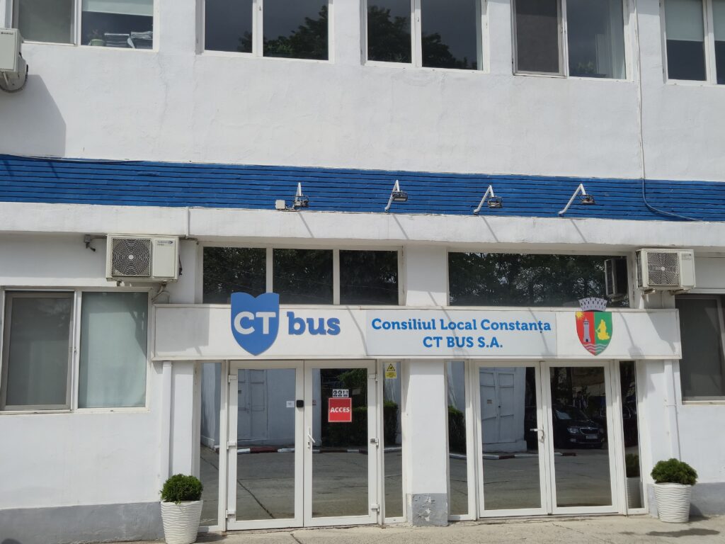 FOTO VIDEO Angajații CT Bus protestează în fața sediului/ Noul contract colectiv de muncă nu poate fi semnat 7 FOTO VIDEO Angajații CT Bus protestează în fața sediului/ Noul contract colectiv de muncă nu poate fi semnat cebb7189 d220 43f2 9672 22a7fe82936f