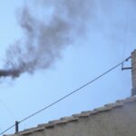 Fum negru la Vatican, în a doua zi de Conclav/ Cardinalii nu au reușit să aleagă un Papă conclavul reia votul de alegere a papei zeci de mii de oameni sunt cu ochii pe hornul capelei sixtine in ziua cu patru scrutine 970977