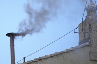 Fum negru la Vatican, în a doua zi de Conclav/ Cardinalii nu au reușit să aleagă un Papă conclavul reia votul de alegere a papei zeci de mii de oameni sunt cu ochii pe hornul capelei sixtine in ziua cu patru scrutine 970977