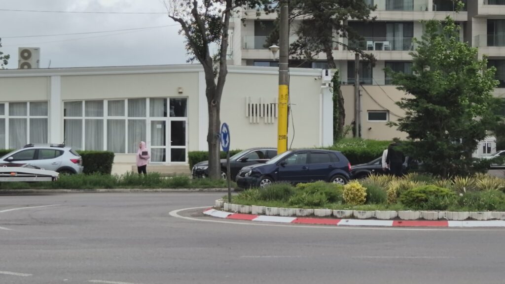 FOTO VIDEO Două mașini s-au tamponat în sensul giratoriu de la Cazinoul din Mamaia d0eb0129 7583 4067 b932 10fe339a9d62