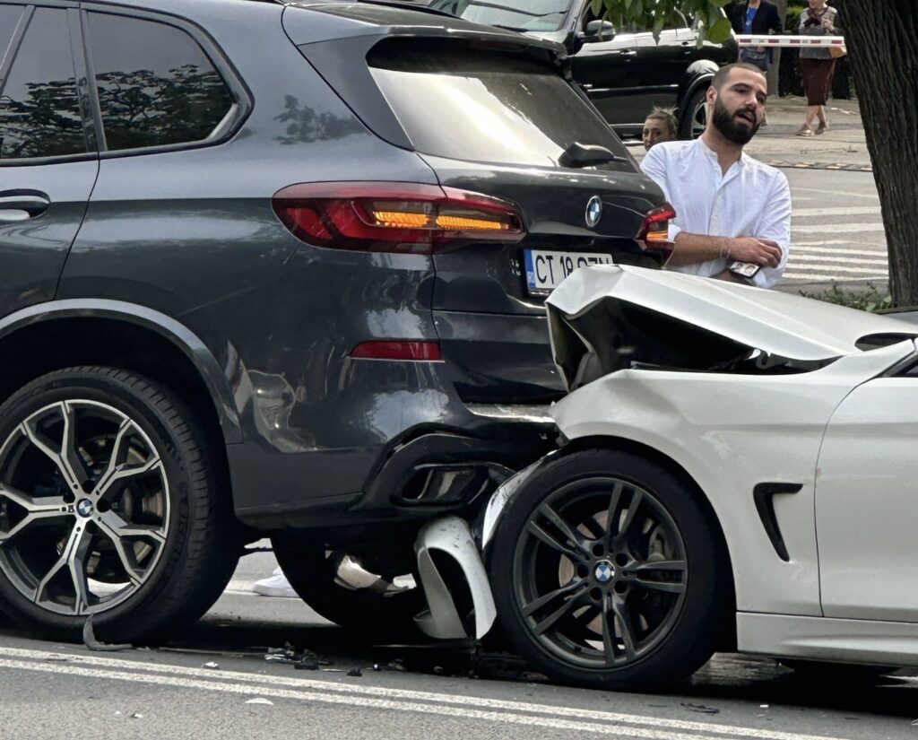 FOTO Două BMW-uri s-au cocnit pe bulevardul Alexandru Lăpușneanu, la Camera de Comerț / Constanța 2 FOTO Două BMW-uri s-au cocnit pe bulevardul Alexandru Lăpușneanu, la Camera de Comerț / Constanța d612a16d f273 4ca7 aa4b 81225384b375