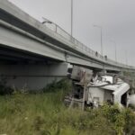 O betonieră s-a răsturnat de pe podul de la Agigea, la intrarea în port d9f08cbf d00f 4f20 94af af66d6d1a0f3