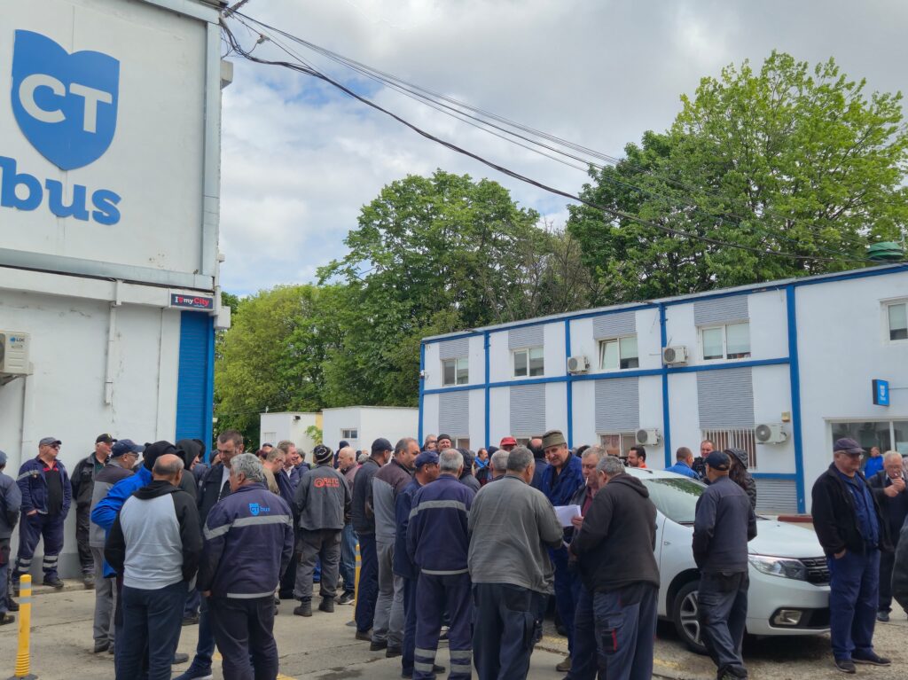 FOTO VIDEO Angajații CT Bus protestează în fața sediului/ Noul contract colectiv de muncă nu poate fi semnat 5 FOTO VIDEO Angajații CT Bus protestează în fața sediului/ Noul contract colectiv de muncă nu poate fi semnat d9f5be65 c3b1 4042 94bf 5d53400850cf