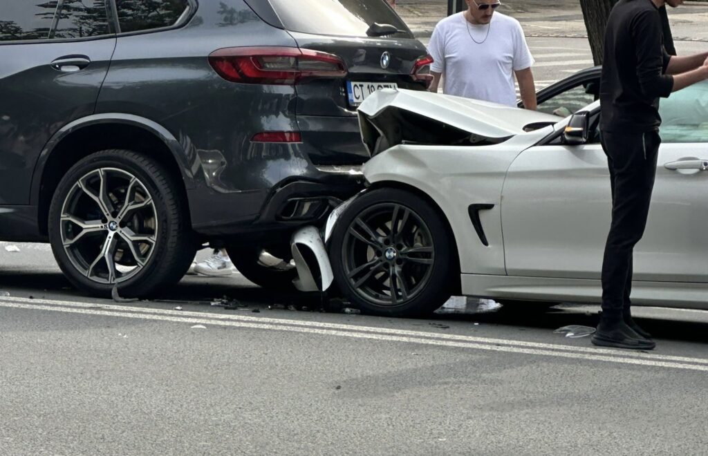 FOTO Două BMW-uri s-au cocnit pe bulevardul Alexandru Lăpușneanu, la Camera de Comerț / Constanța 4 FOTO Două BMW-uri s-au cocnit pe bulevardul Alexandru Lăpușneanu, la Camera de Comerț / Constanța dd1c7d78 46d9 4def a87c 01d31d57cbd1