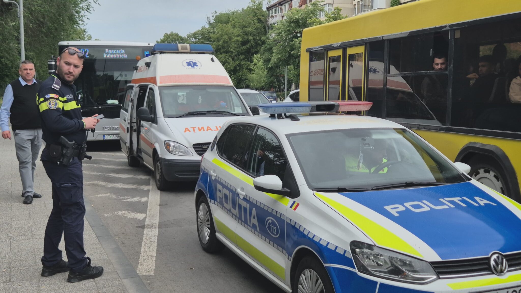 FOTO VIDEO Accident între o mașină și un autobuz, în zona Delfinariului/ Mai mulți călători au nevoie de îngrijiri medicale UPDATE e0000b98 2932 4818 84d6 ae7e387cff94