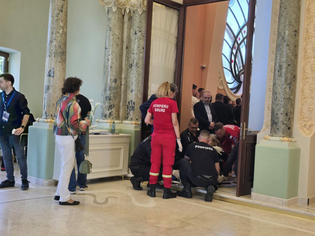 O femeie s-a împiedicat și a căzut, la inaugurarea Cazinoului. Un echipaj SMURD a intervenit 2 O femeie s-a împiedicat și a căzut, la inaugurarea Cazinoului. Un echipaj SMURD a intervenit e11dafa2 343a 45a1 981c 8f7cdd1fb13f