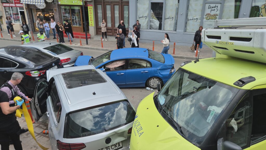 FOTO VIDEO Accident grav cu ȘASE autoturisme, în centrul Constanței/ O victimă este ÎNCARCERATĂ 6 FOTO VIDEO Accident grav cu ȘASE autoturisme, în centrul Constanței/ O victimă este ÎNCARCERATĂ e2651a7b e789 4c10 87a2 f1d4651c84ac