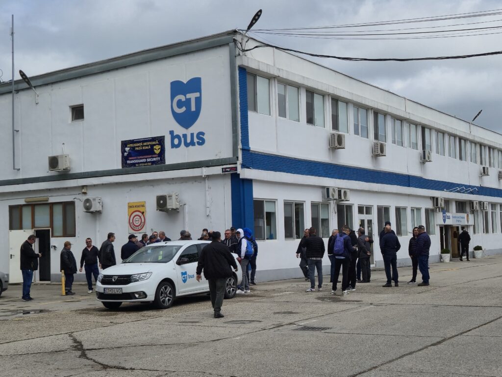 FOTO VIDEO Angajații CT Bus protestează în fața sediului/ Noul contract colectiv de muncă nu poate fi semnat 2 FOTO VIDEO Angajații CT Bus protestează în fața sediului/ Noul contract colectiv de muncă nu poate fi semnat e316b985 723d 4db7 8863 624ef05ac51a