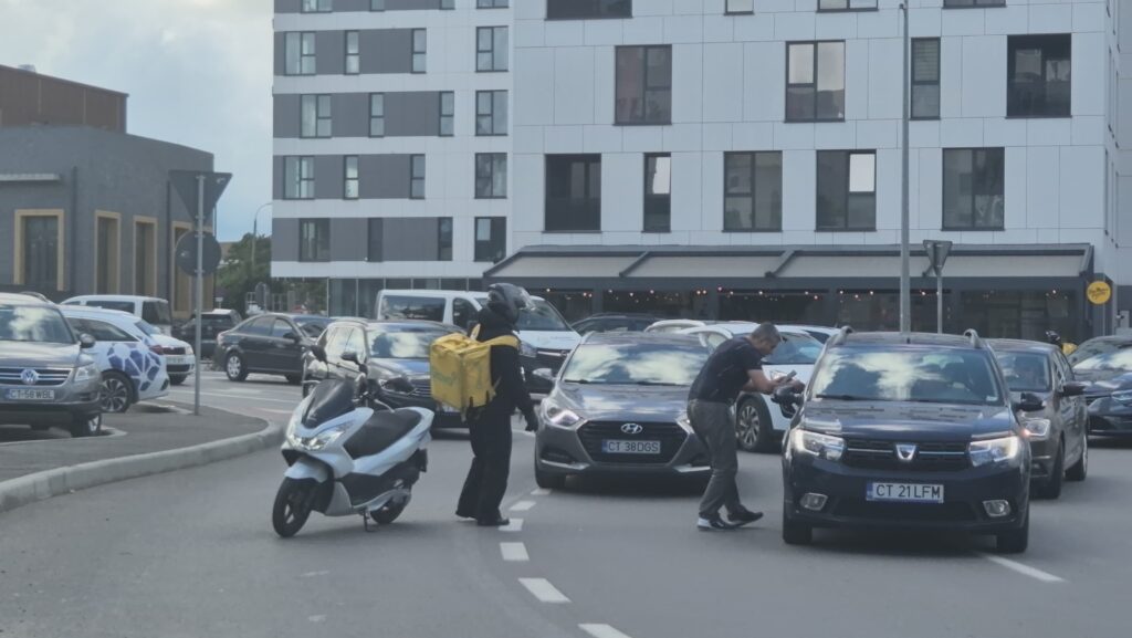 FOTO VIDEO Un livrator Glovo a fost implicat într-un accident, în sensul giratoriu de la Campus 5 FOTO VIDEO Un livrator Glovo a fost implicat într-un accident, în sensul giratoriu de la Campus e43f70f0 fe8a 4712 92ce 4ba390caf9c6