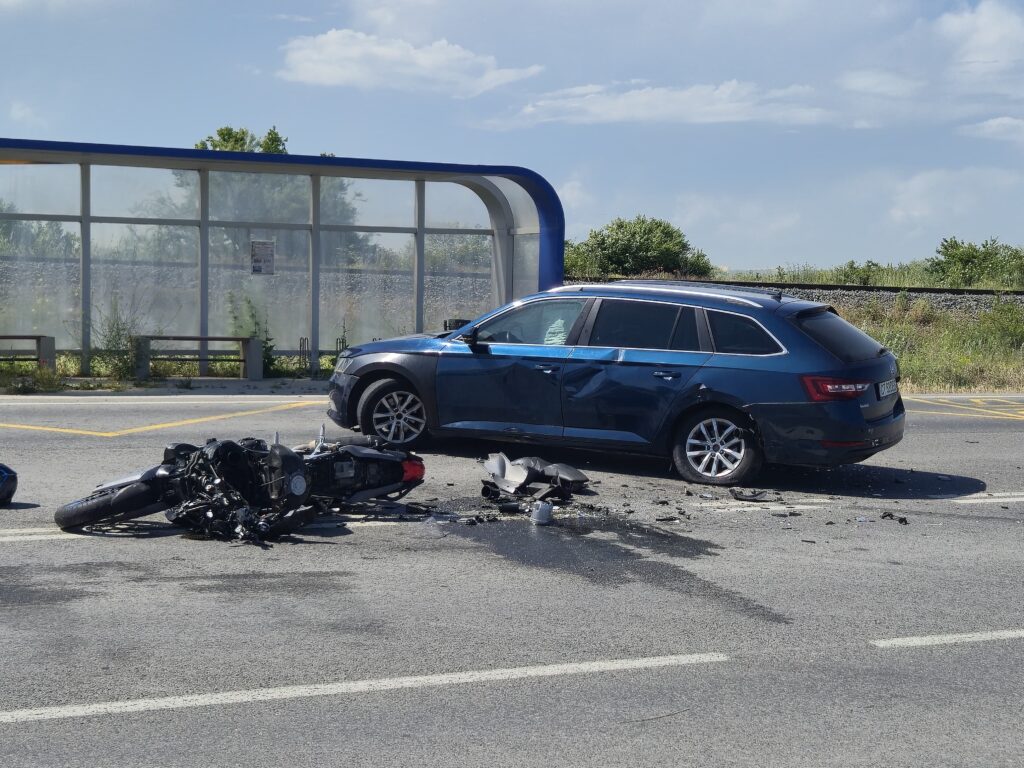FOTO VIDEO Accident între o mașină și o motocicletă, în zona Petromidia/ O victimă este inconștientă UPDATE 5 FOTO VIDEO Accident între o mașină și o motocicletă, în zona Petromidia/ O victimă este inconștientă UPDATE e67c8e62 6f91 4257 bdcd 18513615e872