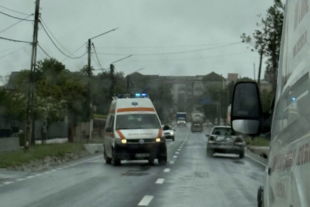 FOTO Accident rutier în Mihail Kogălniceanu. A intervenit ambulanța SAJ e71cbf8f 5b02 4785 b15f 5e98d7fdba6c