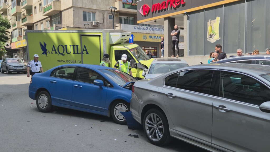 FOTO VIDEO Accident grav cu ȘASE autoturisme, în centrul Constanței/ O victimă este ÎNCARCERATĂ 8 FOTO VIDEO Accident grav cu ȘASE autoturisme, în centrul Constanței/ O victimă este ÎNCARCERATĂ e80556c5 5db9 4c14 bd2d 1f9e3d9ad29b