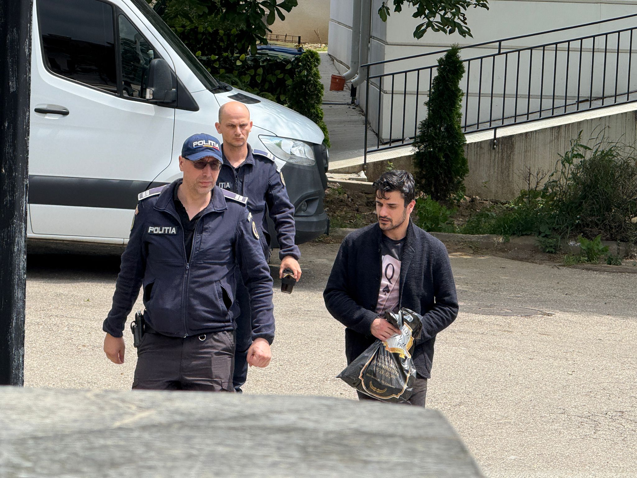 FOTO Traficant de canabis reținut la Constanța/ Canabis și obiecte folosite la dozare, găsite la percheziții e964dc3c db32 4c9f 82a9 873edb4d4d2a