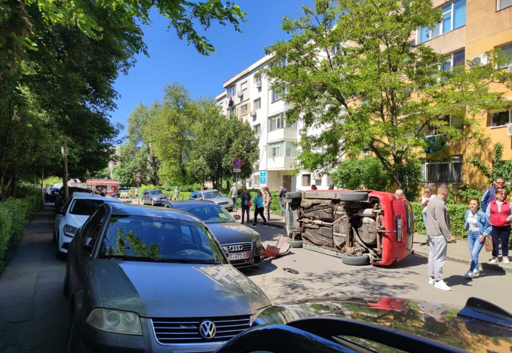 FOTO VIDEO O mașină s-a răsturnat pe strada Tulcei din Constanța 2 FOTO VIDEO O mașină s-a răsturnat pe strada Tulcei din Constanța ef1c4a23 2f58 4b93 a77a fd066ceae385
