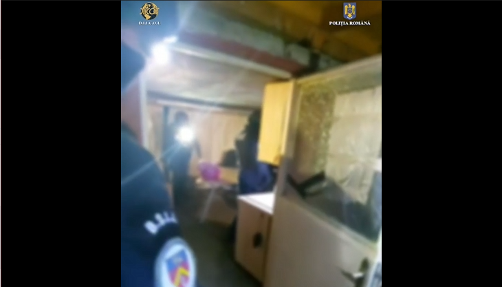 VIDEO Femeie exploatată şapte ani de către o familie/ A fost forţată să se prostitueze şi să facă video chat er4e