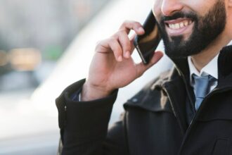 Escrocherii pe bandă rulantă: cum a lăsat un constănțean mai multe firme din țară fără utilaje escroc .freepik.com