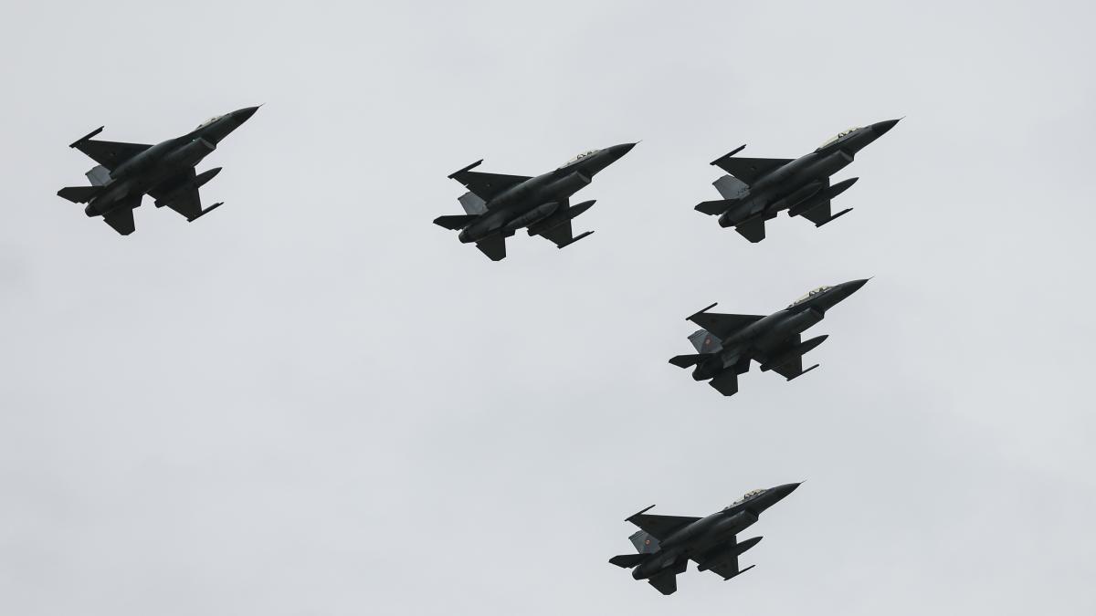 Exerciții militare în România: Forțele Aeriene anunță zboruri cu F-16 și alte avioane, la altitudini joase exercitii militare in romania fortele aeriene anunta zboruri cu f 16 si alte avioane la altitudini reduse 975895