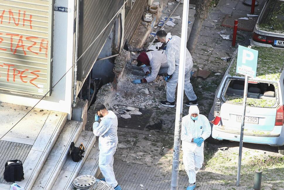 O femeie a murit în Grecia după ce bomba pe care ar fi vrut s-o amplaseze la un bancomat s-a detonat explozie grecia