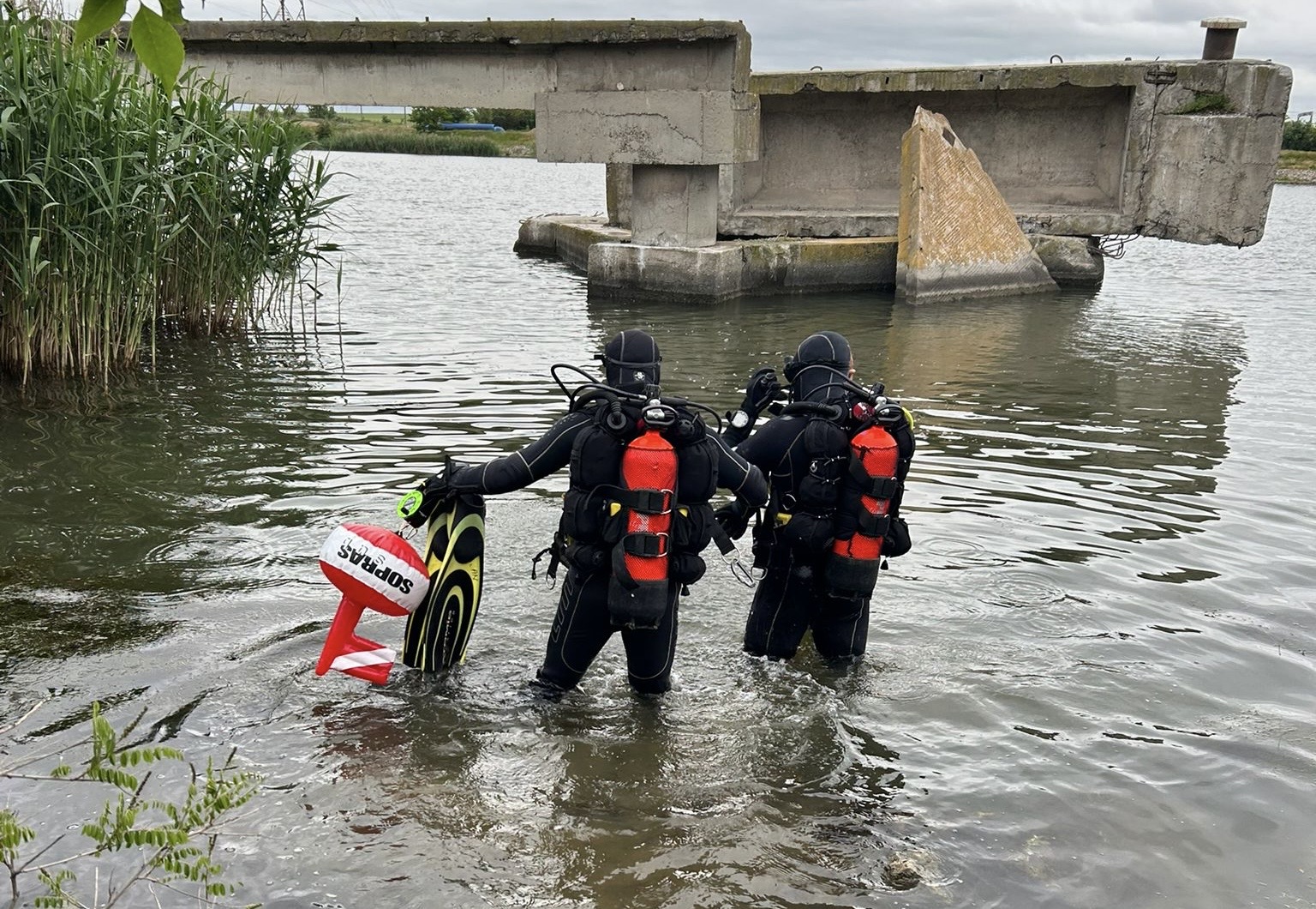 FOTO VIDEO Intervenție de URGENȚĂ în Portul Medgidia: Tată și fiu CĂZUȚI în apă / Ambii au fost găsiți / Părintele a fost declarat decedat UPDATE f5fd3574 6c29 4e18 b132 e92a64506768