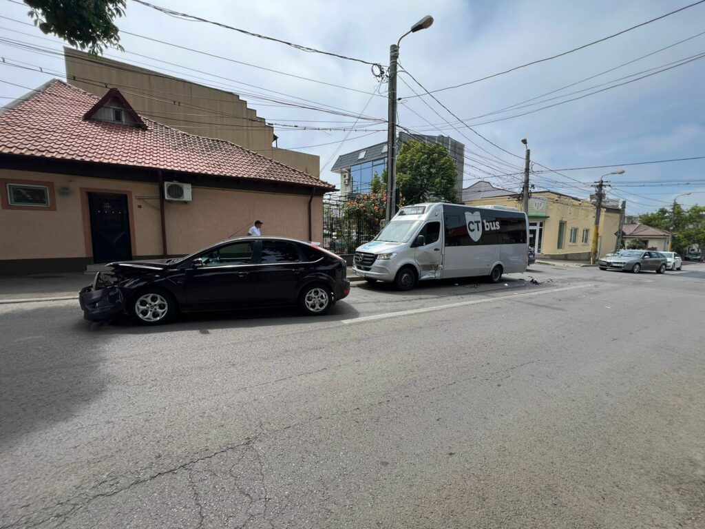 FOTO VIDEO O mașină s-a izbit de un microbuz CT Bus, pe strada Nicolae Iorga 2 FOTO VIDEO O mașină s-a izbit de un microbuz CT Bus, pe strada Nicolae Iorga f64f4e98 b34d 4ab9 83b0 852df6e6d8ea