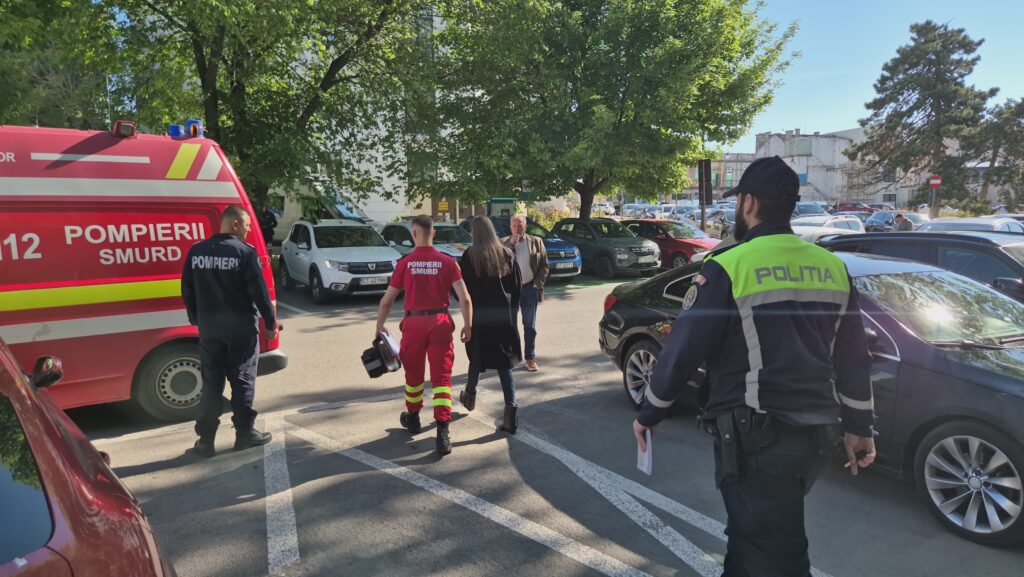 FOTO VIDEO O avocată a avut nevoie de îngrijiri medicale după ce i s-a făcut rău în sala de judecată 7 FOTO VIDEO O avocată a avut nevoie de îngrijiri medicale după ce i s-a făcut rău în sala de judecată f9496f95 3891 4e3f 884a ce93b1a8287c