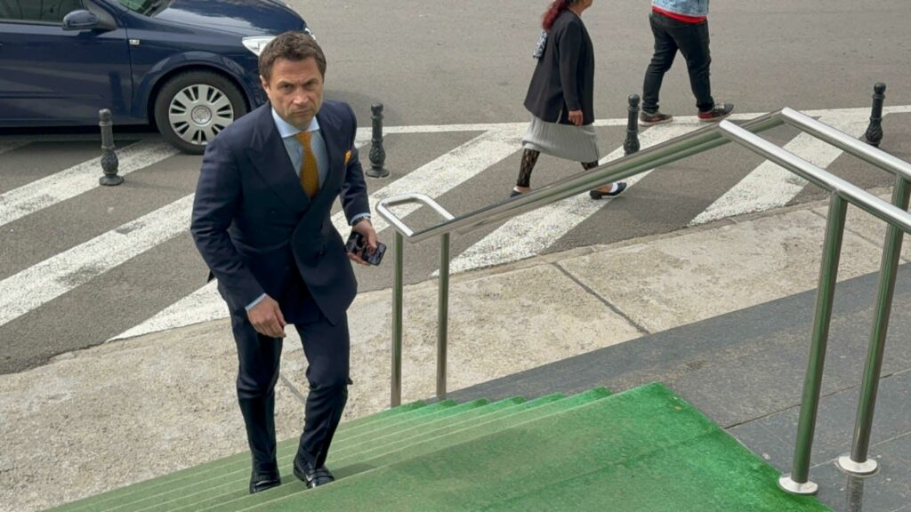 FOTO VIDEO Primarul Mangaliei, Radu Cristian, în fața instanței. Are loc un nou termen în dosarul de corupție/ Prejudiciu de 13 MILIOANE de LEI 2 FOTO VIDEO Primarul Mangaliei, Radu Cristian, în fața instanței. Are loc un nou termen în dosarul de corupție/ Prejudiciu de 13 MILIOANE de LEI fd618330 c7ab 440e 8d74 aae1bf89705a