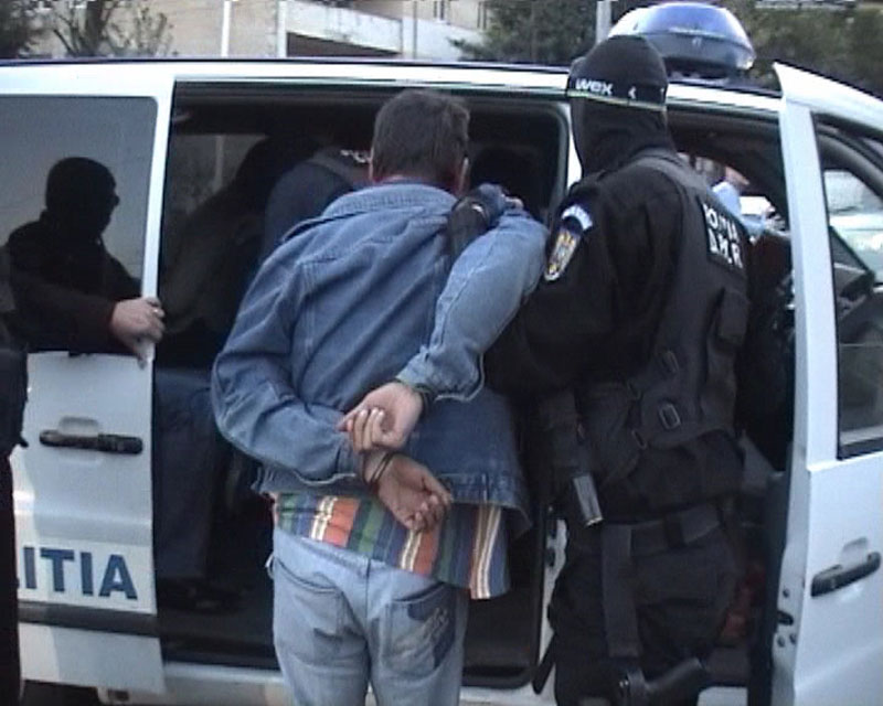 Tânăr de 23 de ani, condamnat pentru furt, încarcerat de polițiștii constănțeni 1 Tânăr de 23 de ani, condamnat pentru furt, încarcerat de polițiștii constănțeni incatusat in trafic de politisti dupa ce a inceput sa injure si a devenit agresiv vezi ce au gasit ndtALE