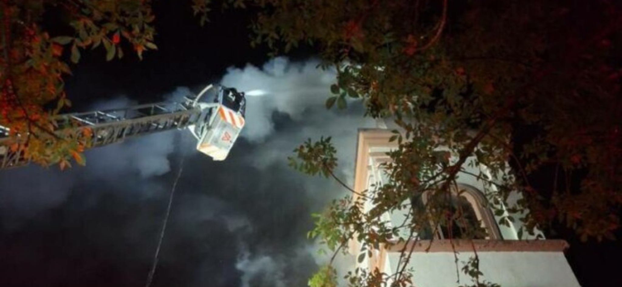 Turla unei biserici a luat foc după ce a fost lovită de trăsnet incendiu biserica arad