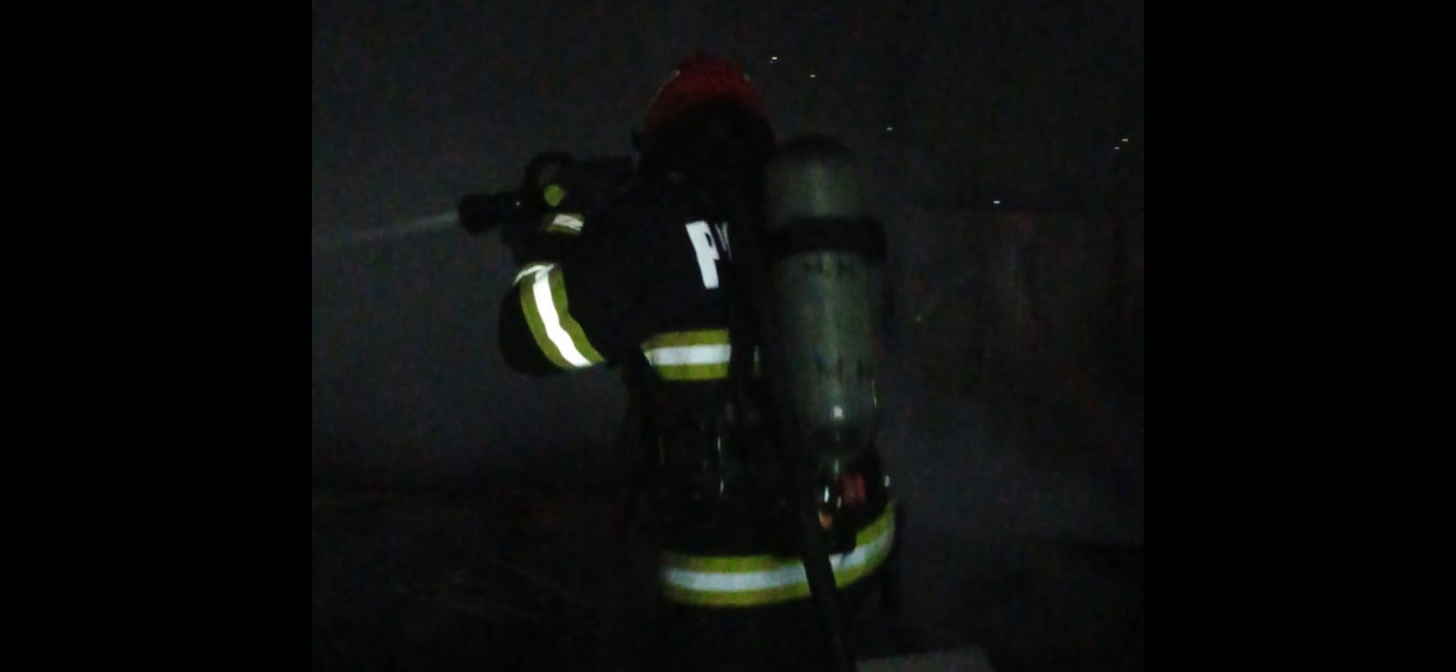 VIDEO Incendiu puternic la un depozit de panouri fotovoltaice din Tulcea incendiu tulcea