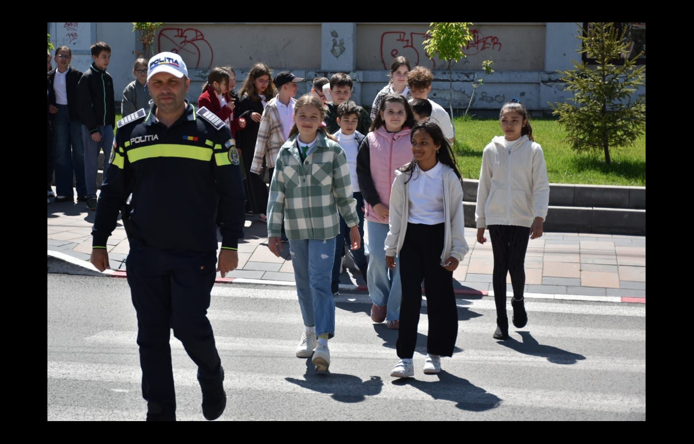 Acțiune preventivă desfășurată de polițiștii constănțeni la Școala Gimnazială „George Enescu” din Năvodari ipj 23