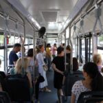 Un copil a fost jefuit într-un autobuz din Constanța. Totul a pornit din Piața Tomis III, unde hoțul i-a observat telefonul / Decizia judecătorilor lume in autobuz