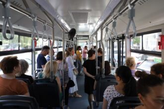 Un copil a fost jefuit într-un autobuz din Constanța. Totul a pornit din Piața Tomis III, unde hoțul i-a observat telefonul / Decizia judecătorilor lume in autobuz