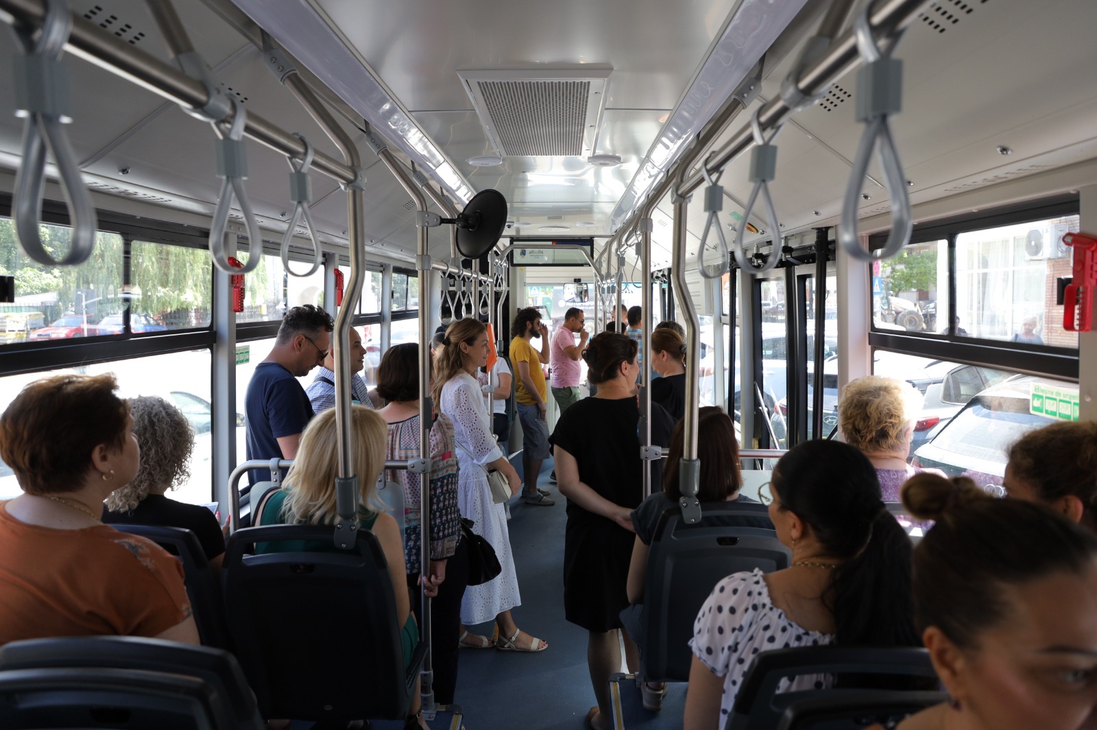 Un copil a fost jefuit într-un autobuz din Constanța. Totul a pornit din Piața Tomis III, unde hoțul i-a observat telefonul / Decizia judecătorilor lume in autobuz