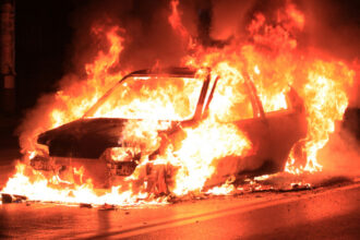 Plimbare cu final incendiar, la Băneasa: Au furat mașina unui cunoscut și i-au dat foc ca să nu fie prinși / Decizia magistraților masina 1 Shutterstock