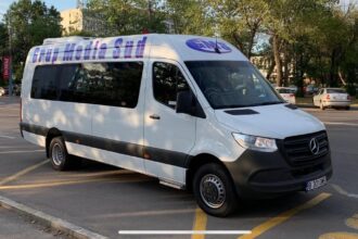 Un teren de tenis al firmei care deținea microbuzele de transport public GMS este vândut la preț de chilipir microbuz gms
