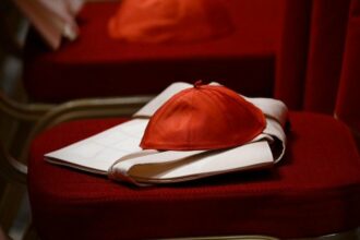 Conclavul pentru alegerea noului papă începe astăzi: 133 de cardinali, închiși în Capela Sixtină papa alegere vatican news