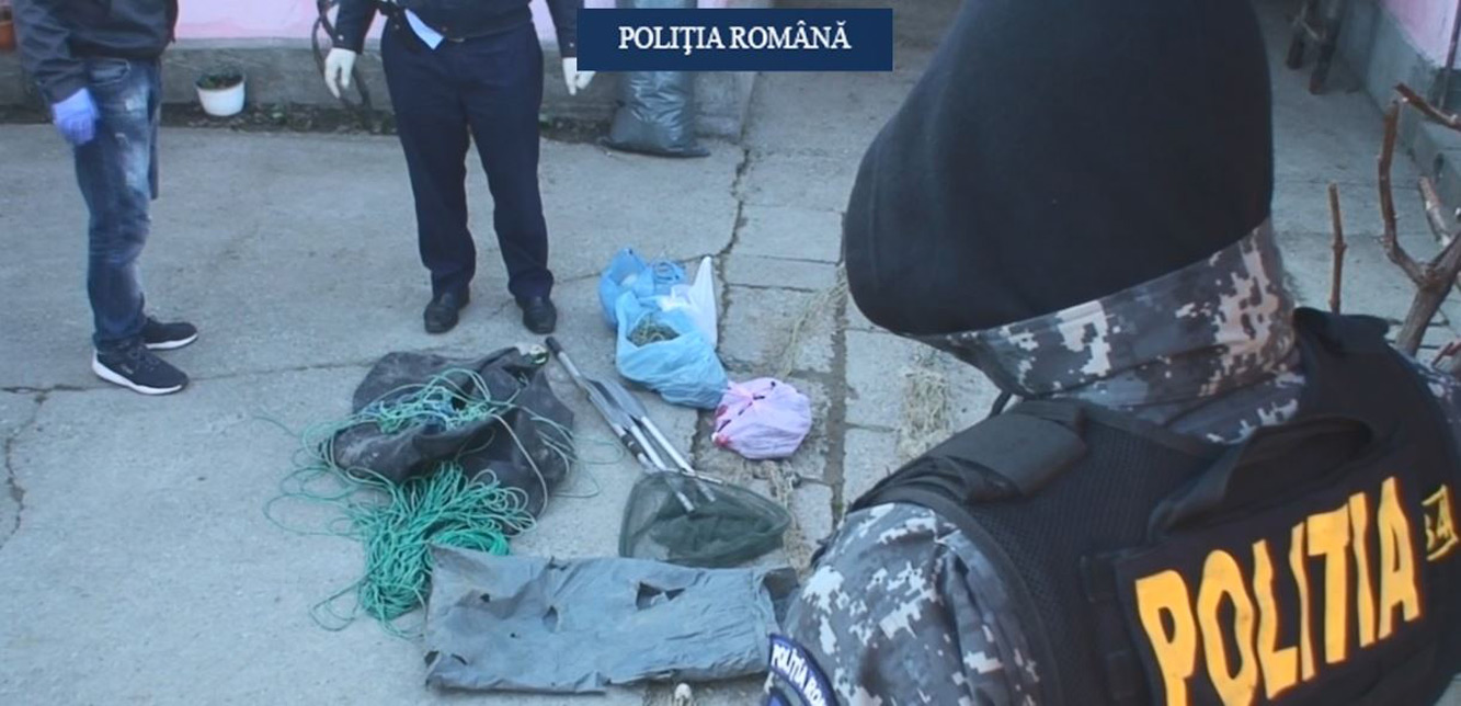 Braconier din Delta Dunării, condamnat după ce a furat două motoare de barcă perchezitii pescari